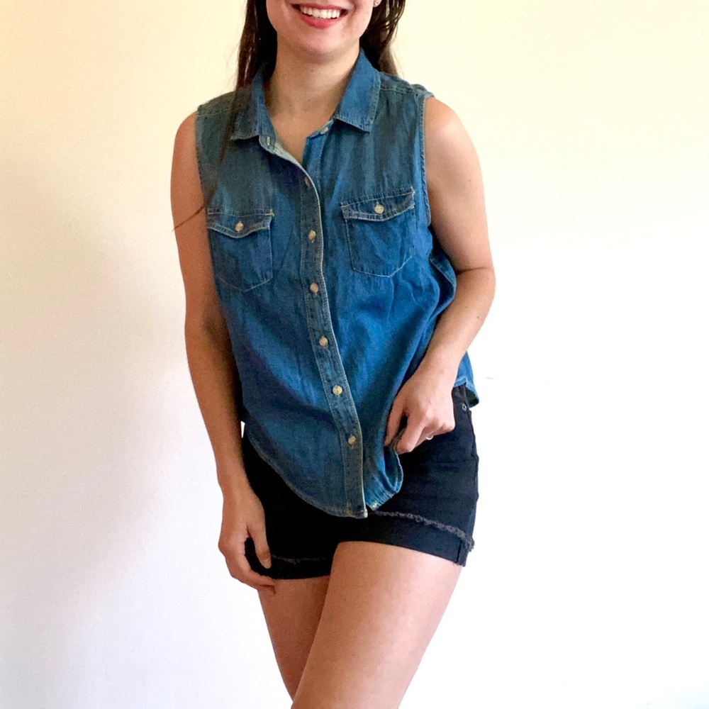 [Life in Progress] Sleeveless Chambray Button-Down